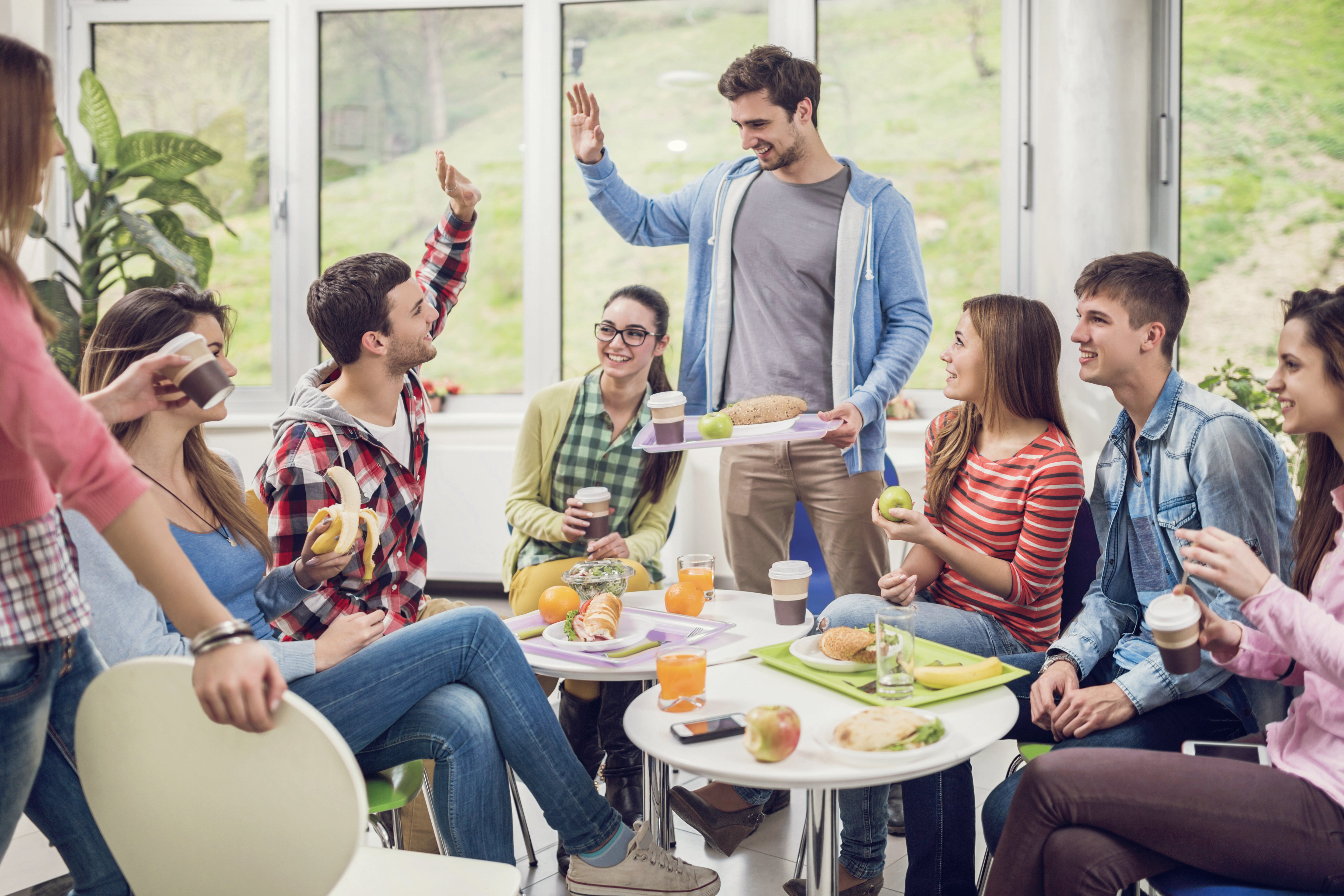 grupo de estudiantes en su cafetería