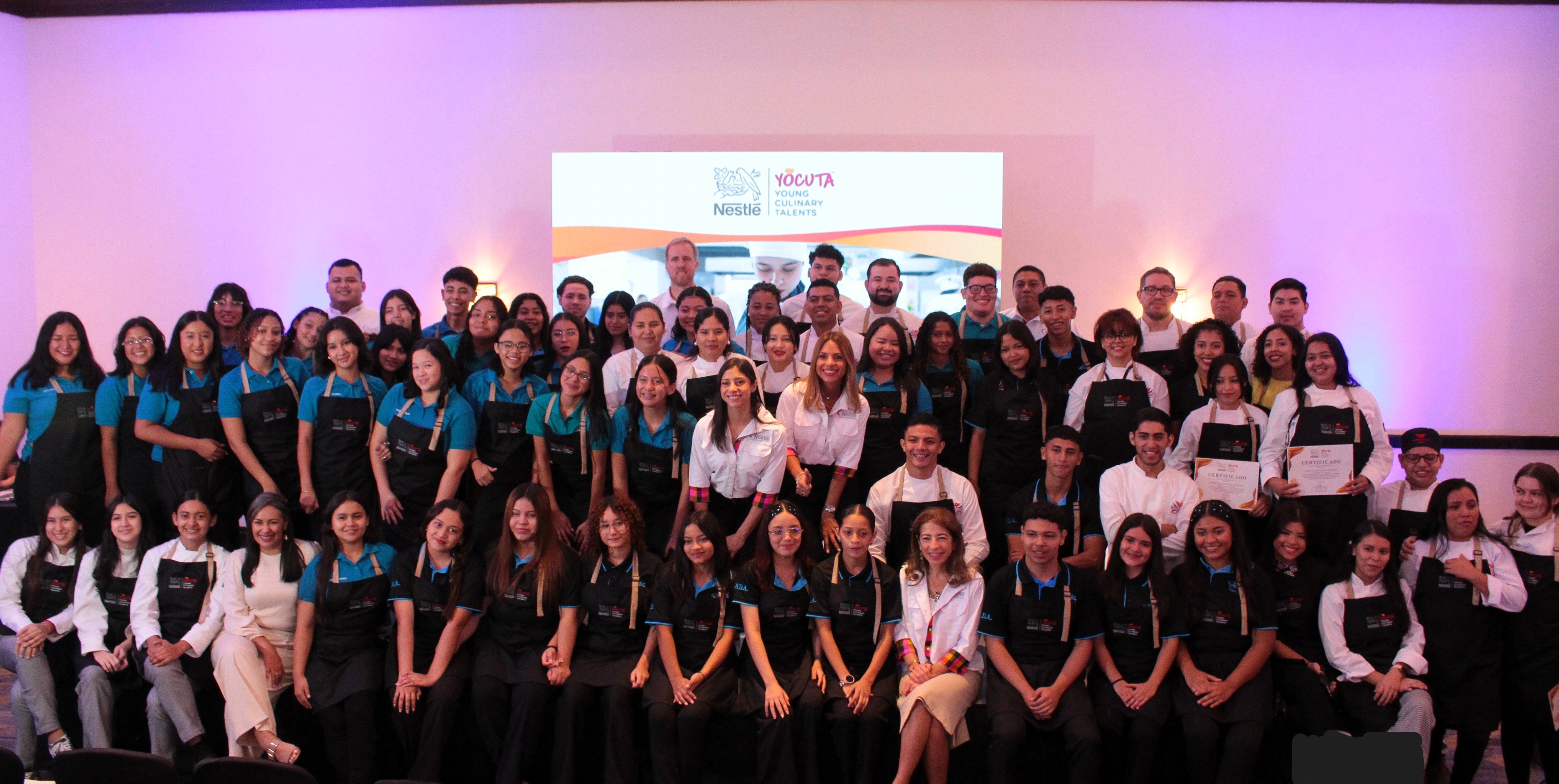 Grupo de jóvenes reunidos para una fotografía en el evento Programa Jóvenes Talentos Culinarios de NESTLÉ® Honduras.