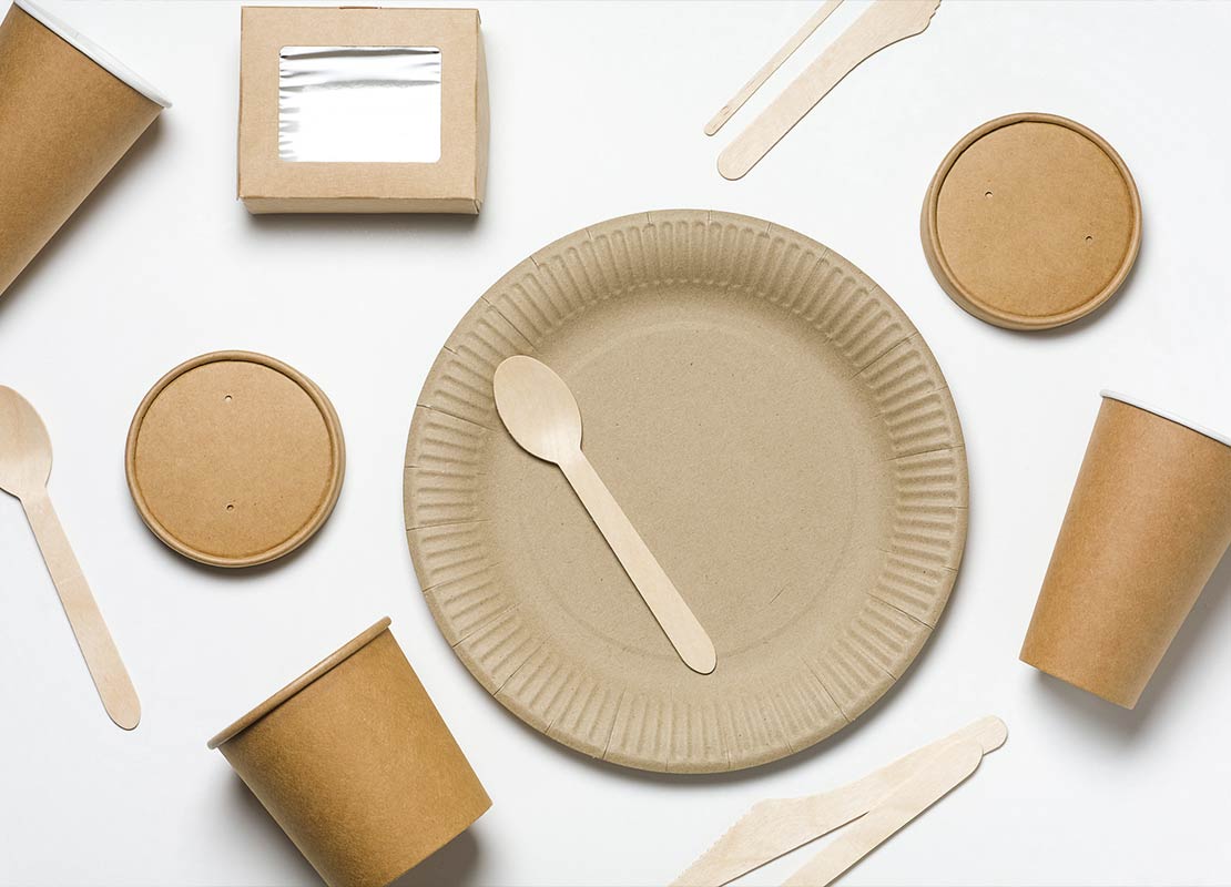 Diferentes vasos, cubiertos, platos, entre otros recipientes para servicios take away