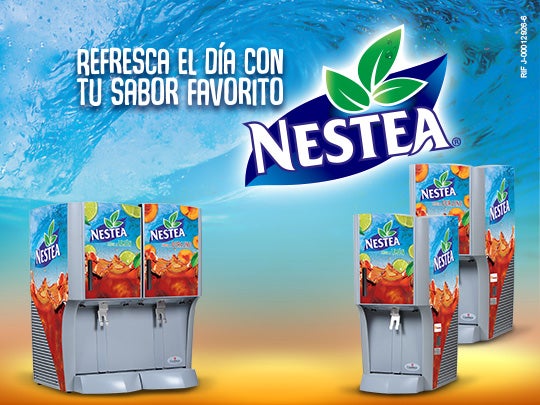 Máquinas dispensadoras NESTEA® con imágenes de té helado y un eslogan.