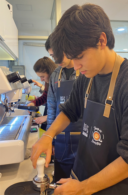 Jóven participante del programa Nestlé Jóvenes Barista tampeando