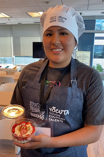 Joven participante del Programa YOCUTA mostrando su preparación