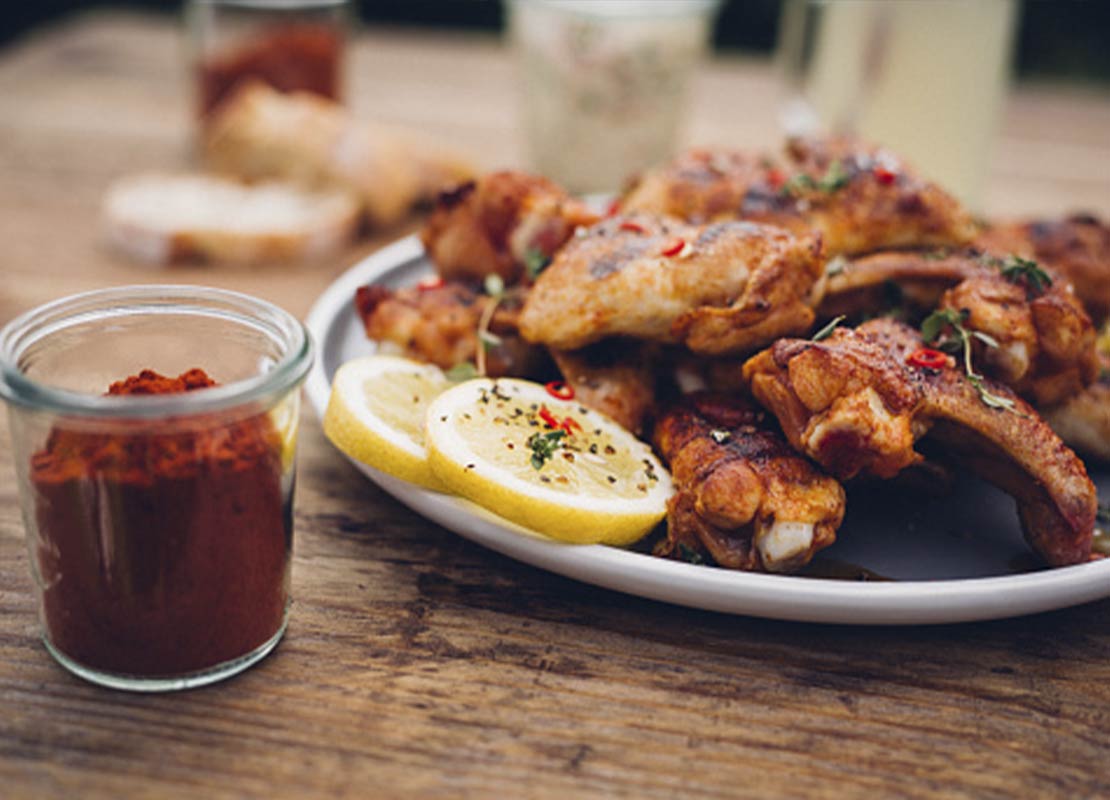 Un de plato de pollo con especias, limón y paprika