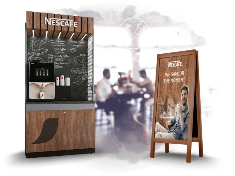 Máquina NESCAFÉ® en un Coffee Corner junto a material POP para punto de venta