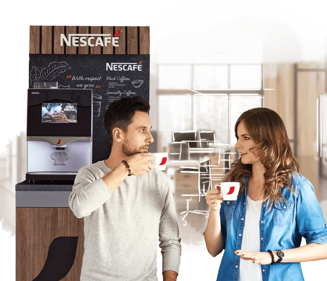 Pareja bebe café y al fondo una máquina NESCAFÉ®