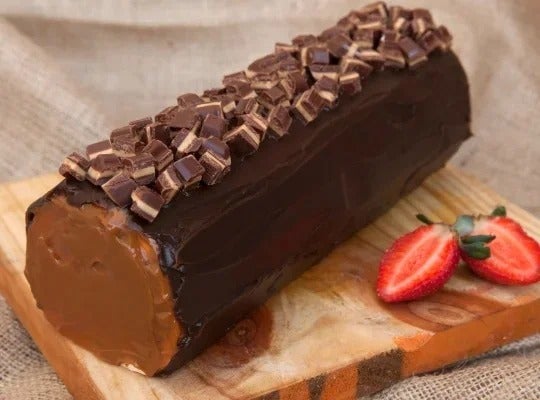 Pastel de chocolate relleno de caramelo, realizado con chocolates y galletas para negocios al por mayor.