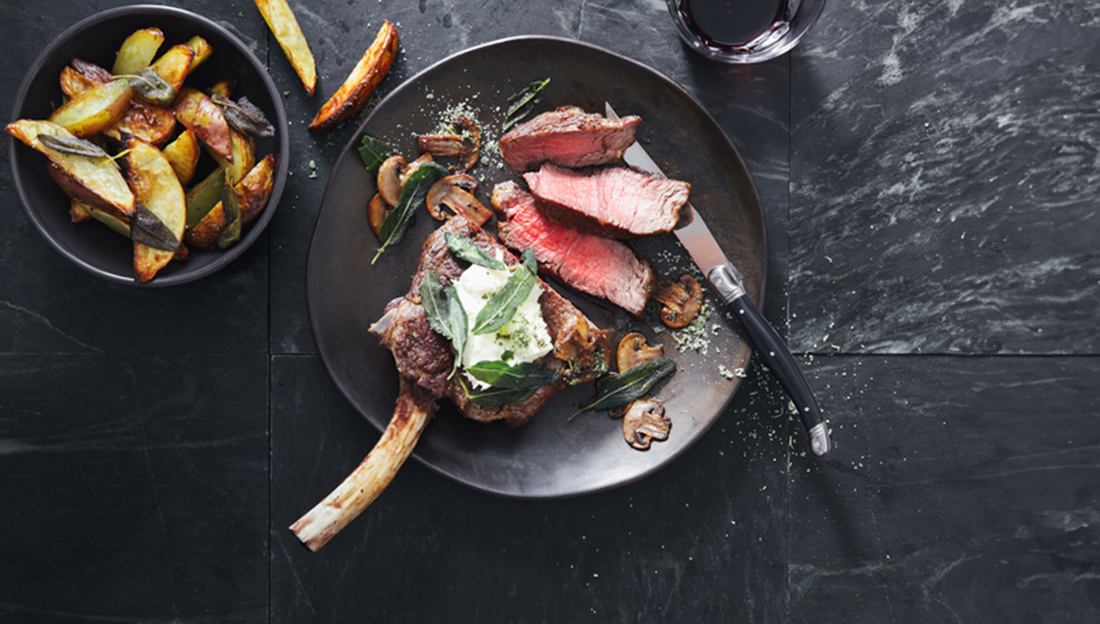Tiras de carne asada acompañada de papas fritas