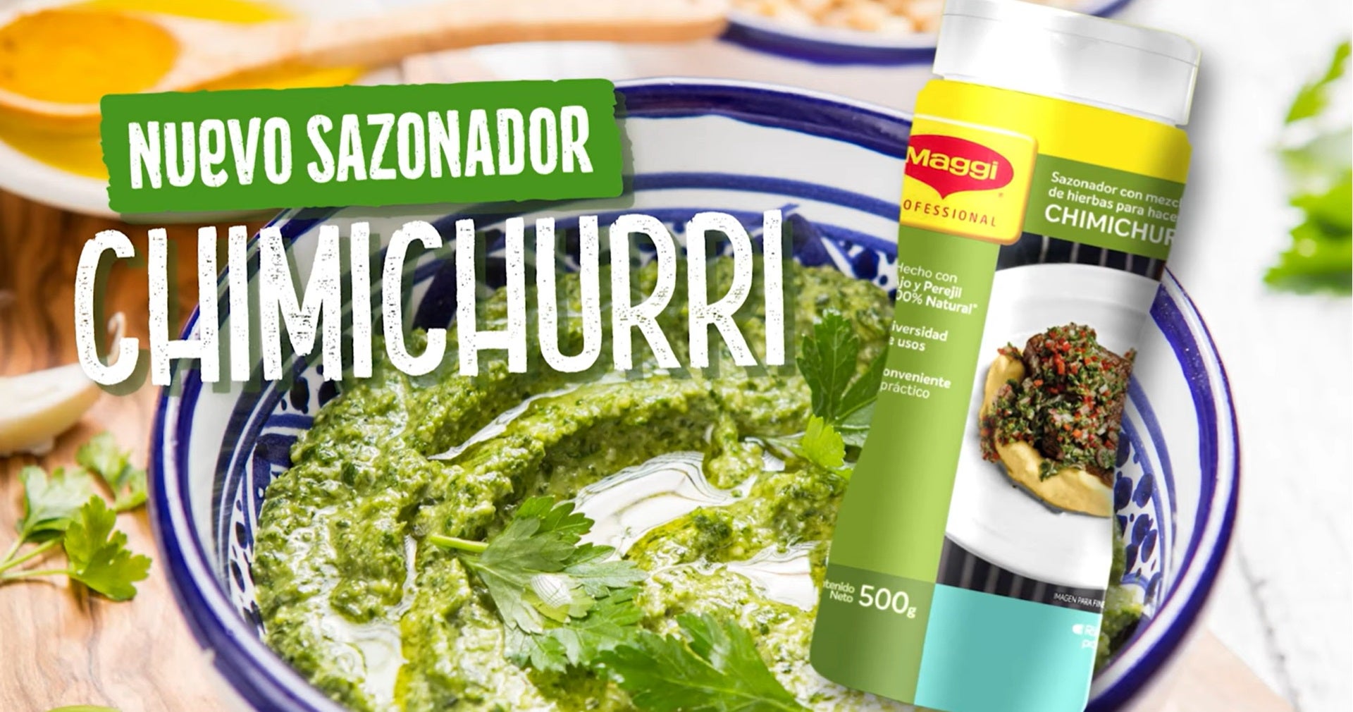 Un plato azul con salsa chimichurri junto al tarro del nuevo sazonador MAGGI® chimichurri