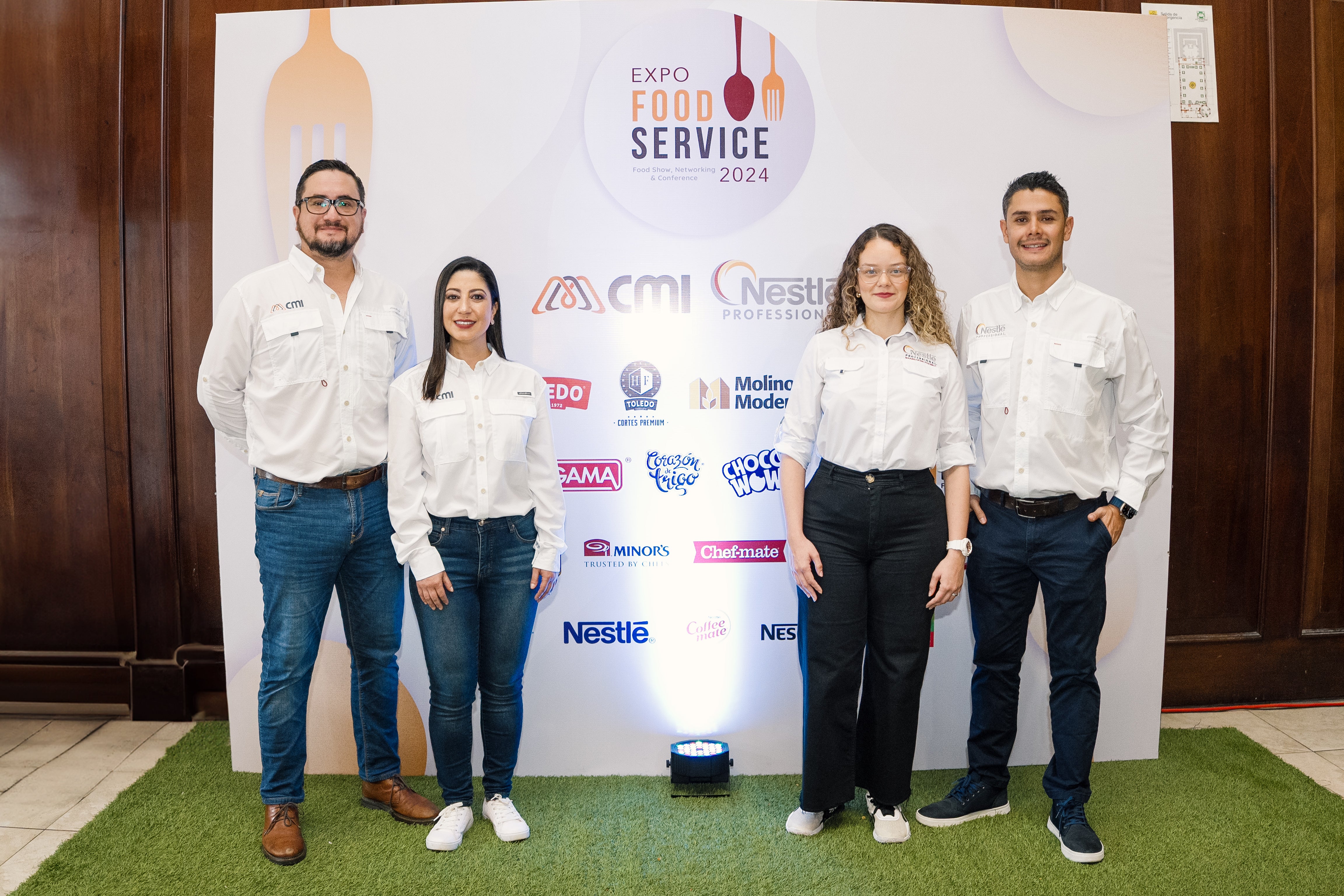 Cuatro personas posan para una foto en el evento Expo Food Service 2024