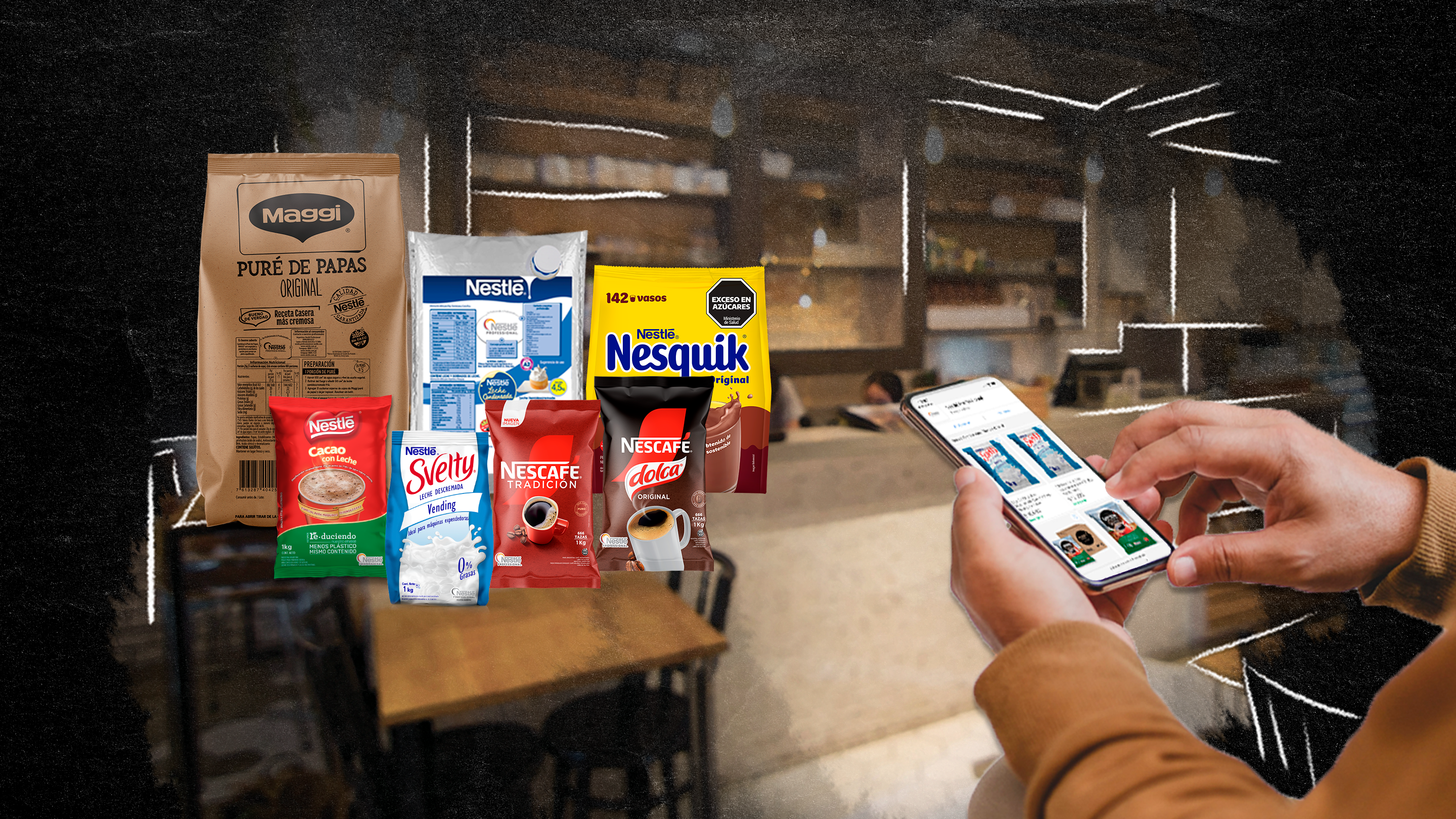 Mano de hombre con un celular que esta en la página de la tienda en línea de Nestlé Professional junto a algunos productos