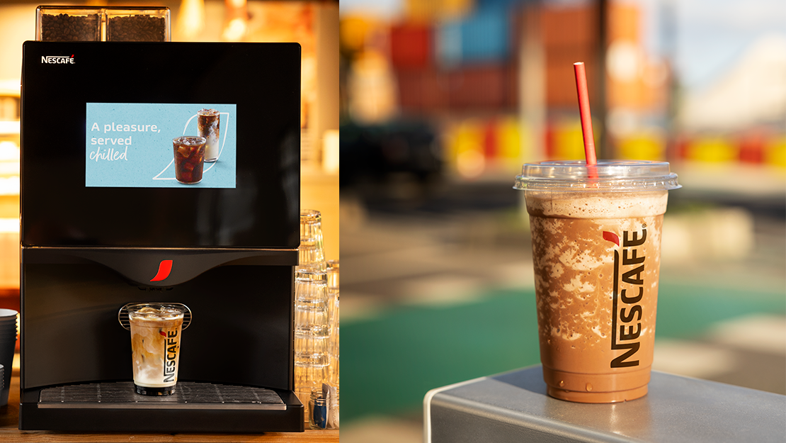 Maquina NESCAFÉ dispensando receta café frío junto a una receta de café frío