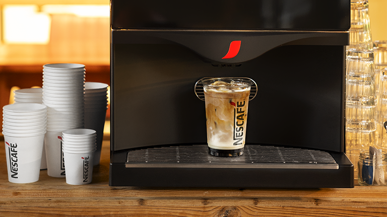 Maquina Nescafé dispensando receta de café frío