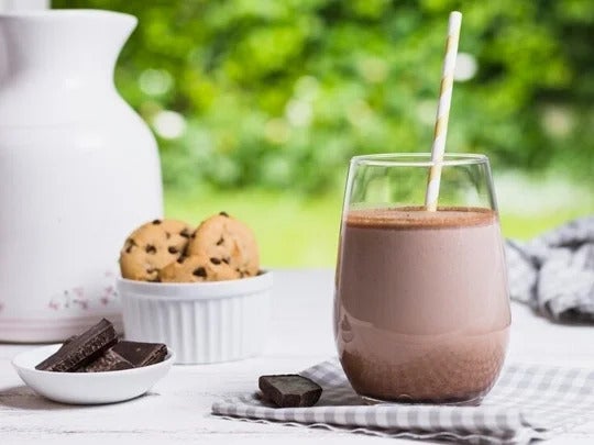 Un batido de chocolate, tabletas de chocolate y galletas: ingredientes ideales de un proveedor de bebidas al por mayor.