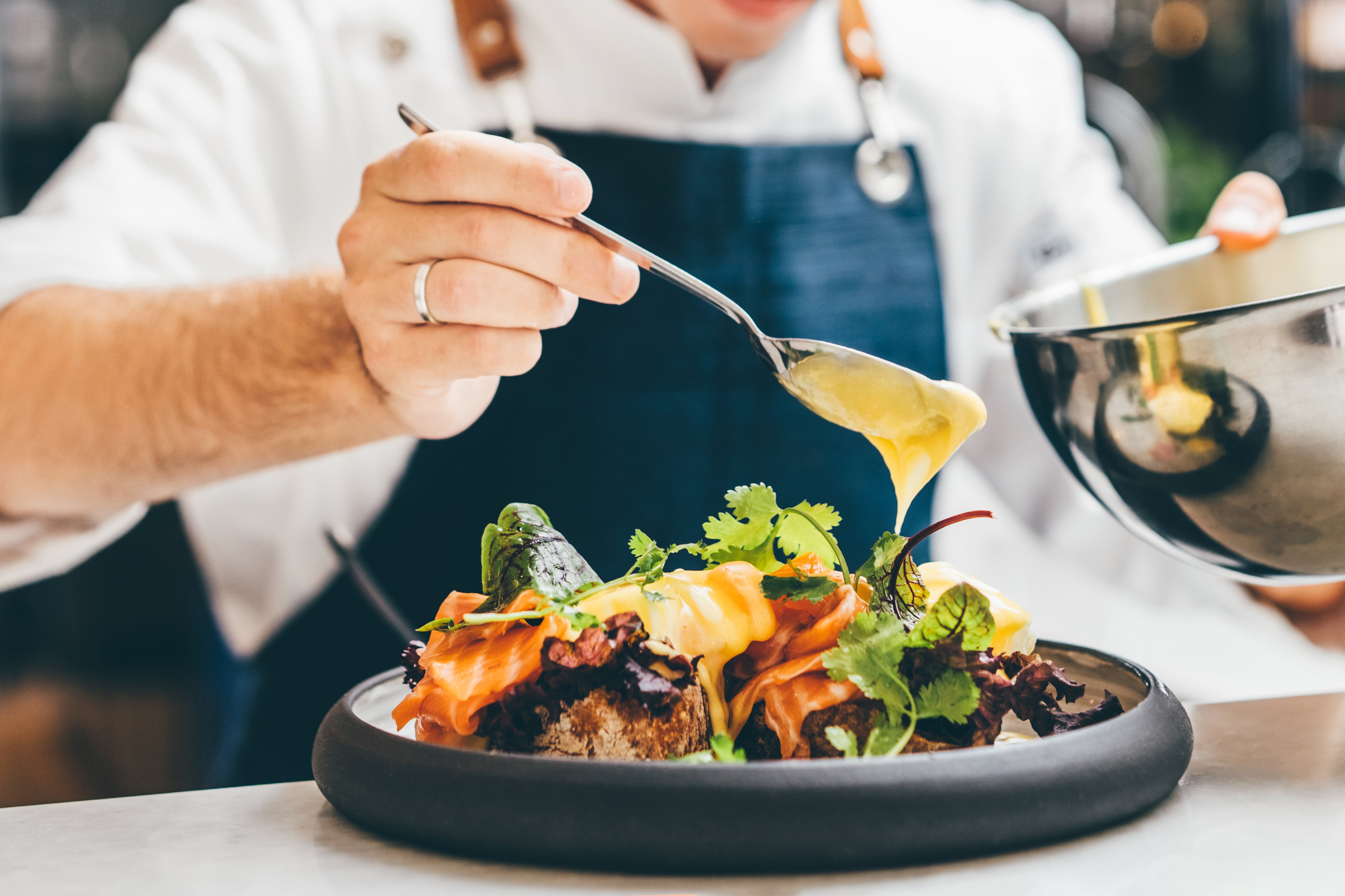 Chef decorando una deliciosa receta creada con IA