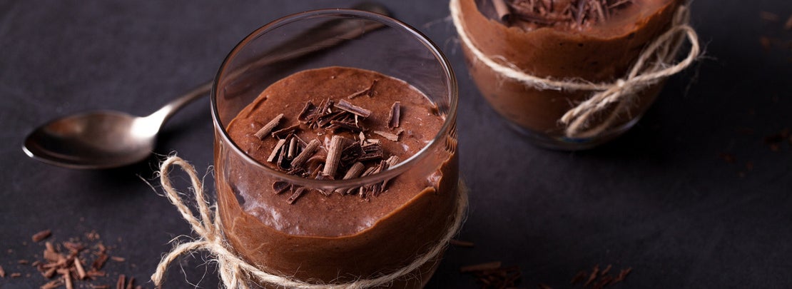 Dos vasos de mousse de chocolate negro elaborado con productos NESTLÉ®