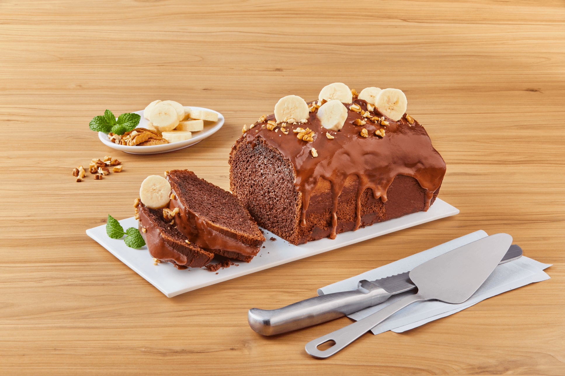Pound Cake decorado con una capa de chocolates, toppings y banano en rodajas adquiridos al por mayor