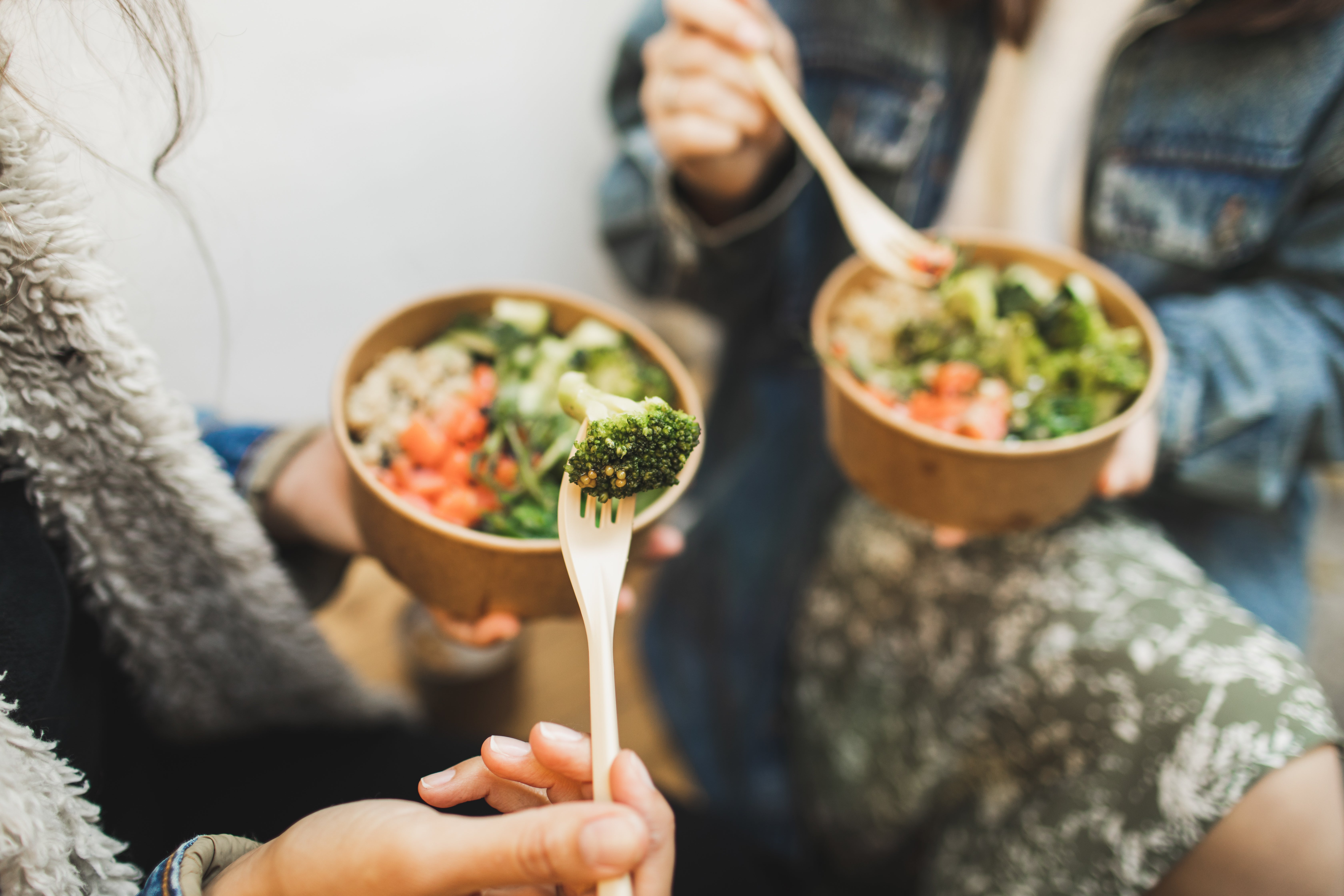 Dos mujeres disfrutando de ensaladas listas para su consumo que hacen parte de la tendencia Grab and Go