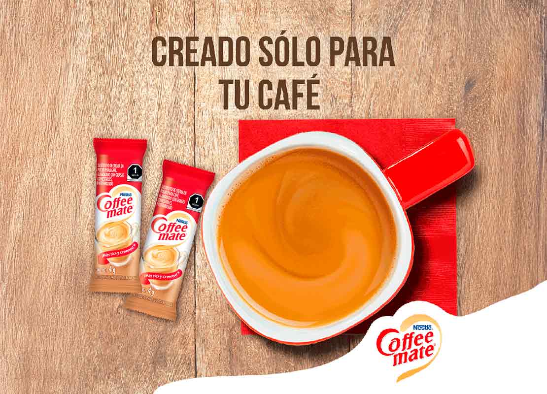 Taza roja de café elaborada con NESCAFÉ y COFFEE MATE®, al lado, sticks de los sustitutos de crema