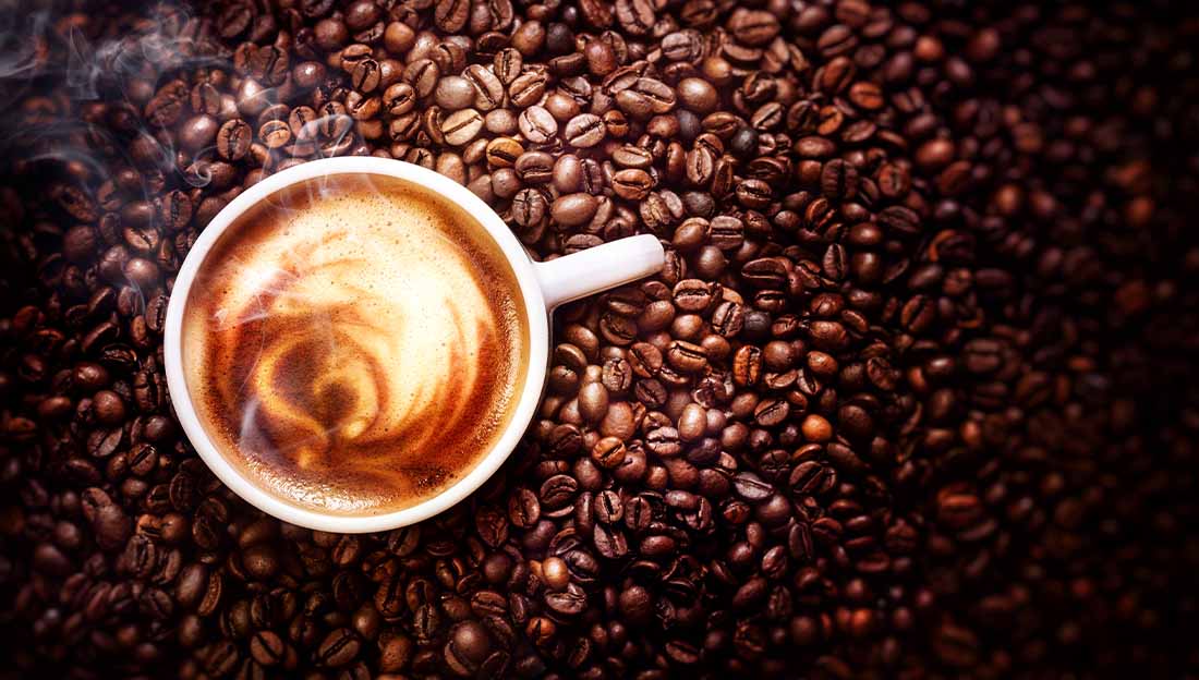 Taza de café sobre muchos granos de café, del gusto del cliente white collar.