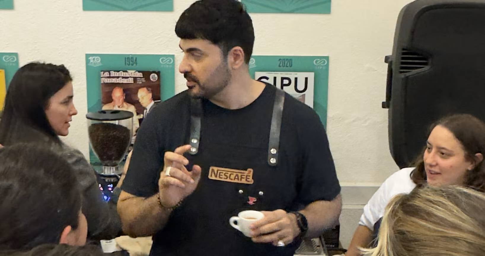 Barista nestlé capacitando jovenes