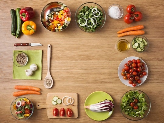 Mesa con ingredientes frescos y coloridos dispuestos ordenadamente para preparar un plato