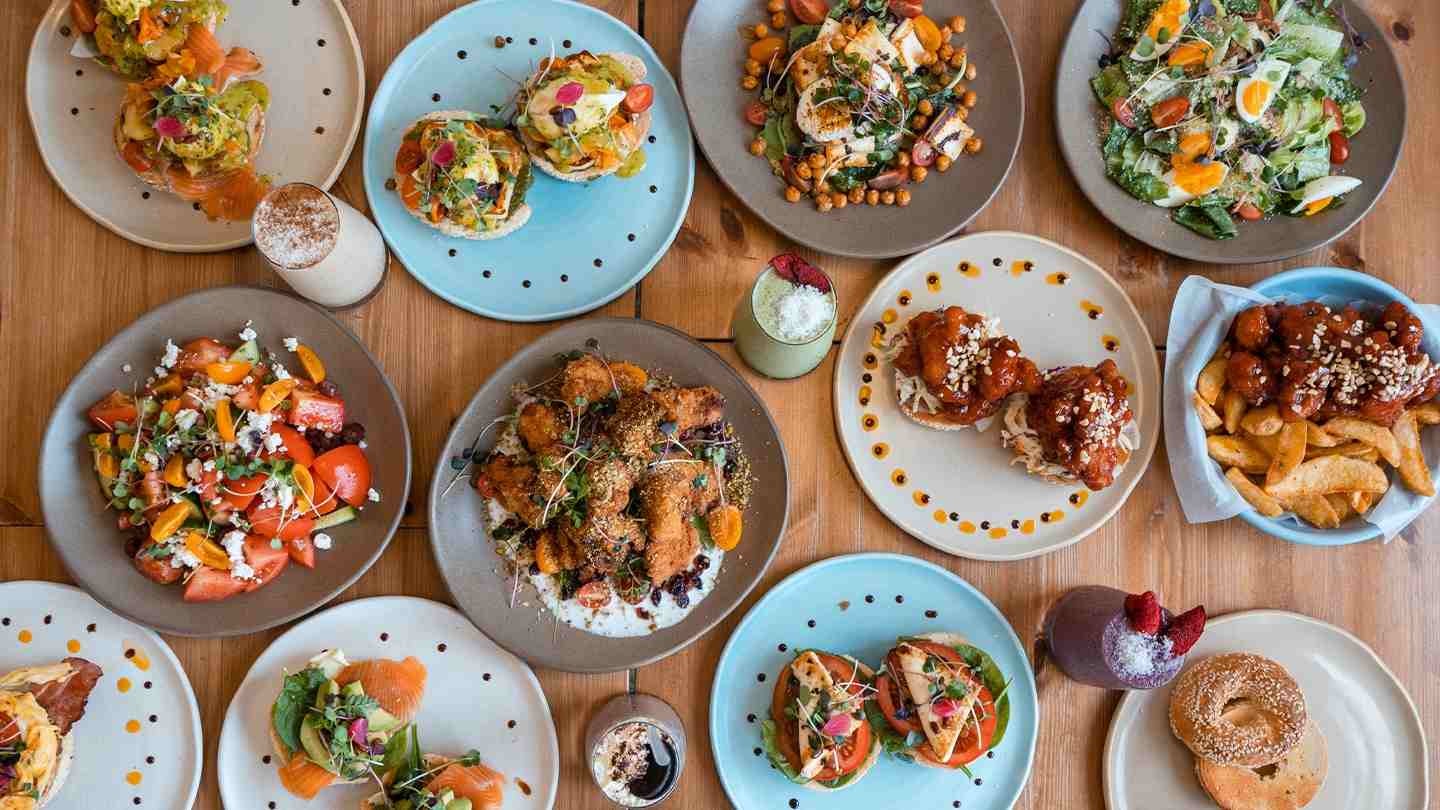 Varios platos y bebidas con comidas variadas para diferentes tipos de alimentación