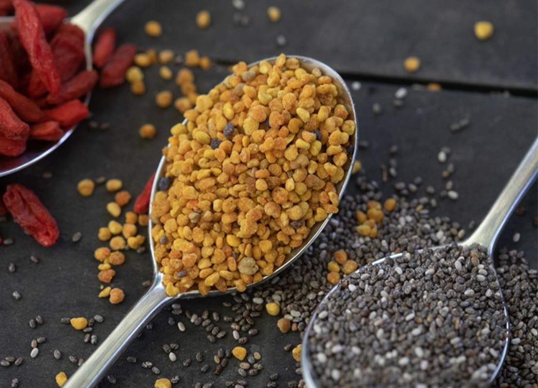 Semillas de chía, de corazón de cáñamo y bayas de goji sobre cucharas metálicas