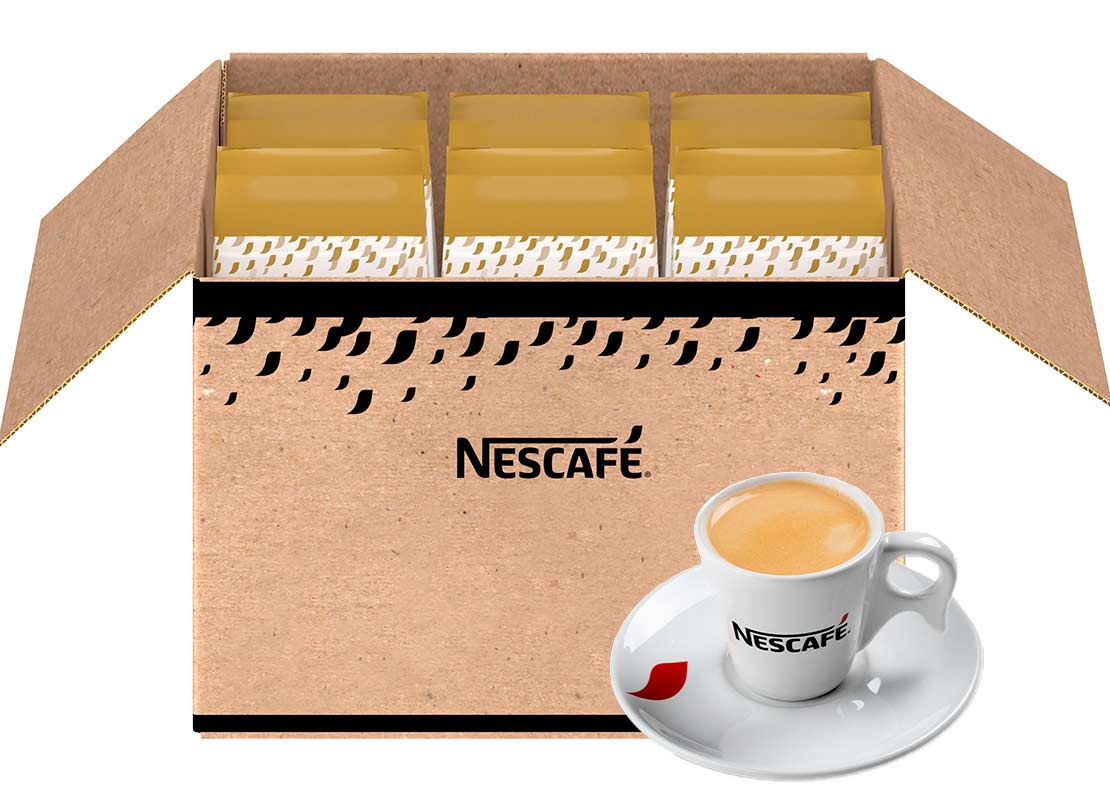Caja con productos de NESCAFÉ®, al lado una taza de café caliente de la marca
