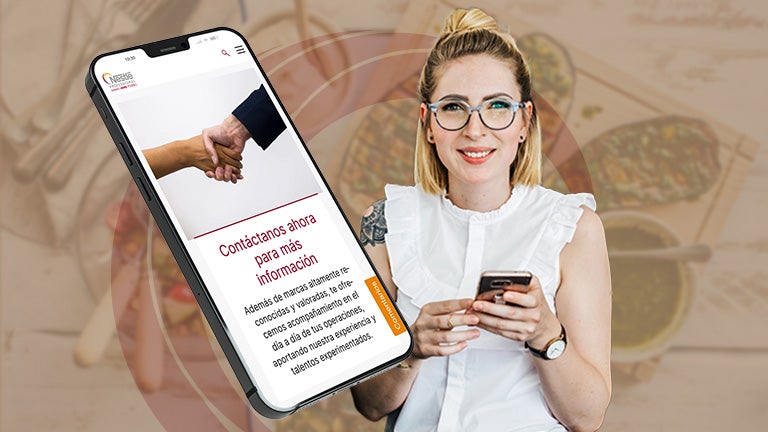 Mujer contactando a Nestlé Professional desde su celular