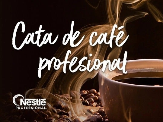 Una taza de café humeante rodeada de granos de café con el texto “Cata de café profesional”.
