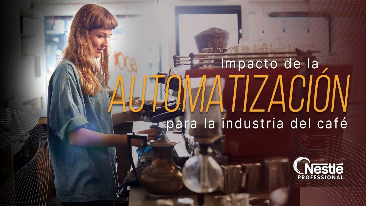 Barista opera una máquina de café en un entorno moderno que refleja la automatización