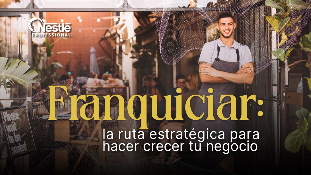 Barista sonriendo frente a su negocio con el texto “Franquiciar: ruta estratégica”.
