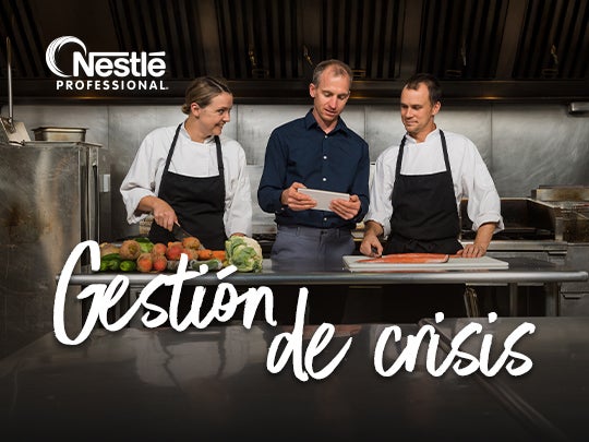 Equipo de chefs planificando estrategias de gestión de crisis en una cocina industrial