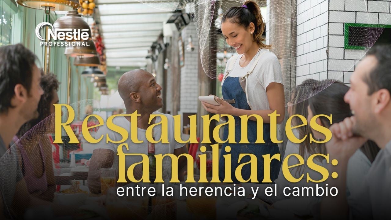 Mesera atiende con una sonrisa a sus comensales en un restaurante familiar moderno.