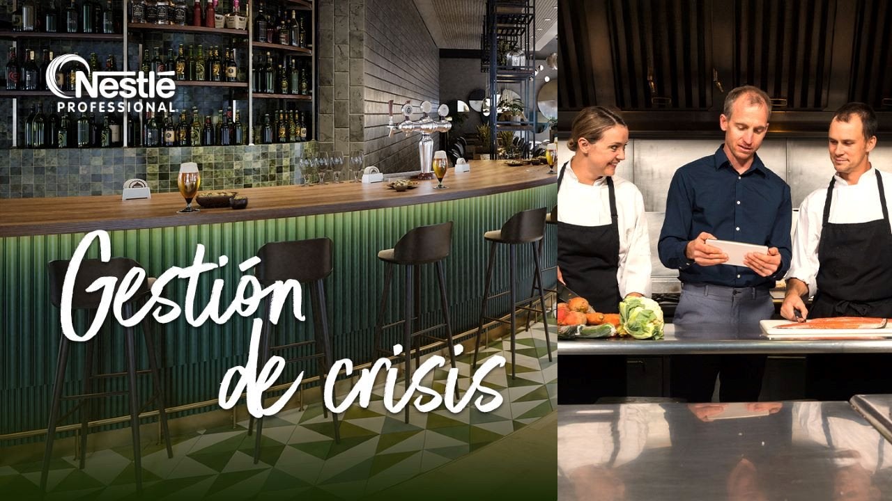 Restaurante con una barra y mobiliario moderno, al lado chefs planificando estrategias de gestión de crisis