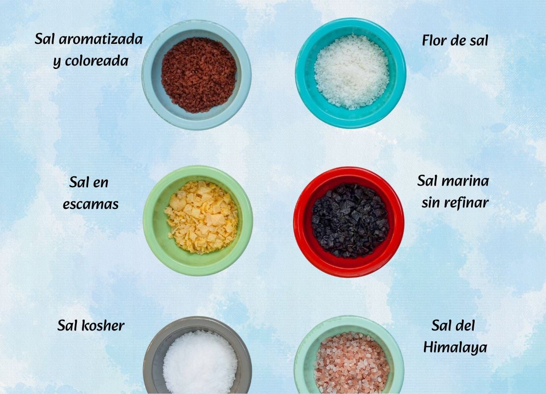 Cuencos con variedad de sales: aromatizada, flor, en escamas, marina sin refinar, kosher y del Himalaya