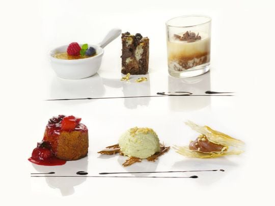 Variedad de amuse-bouche servidos en pequeñas porciones dulces con presentación gourmet.