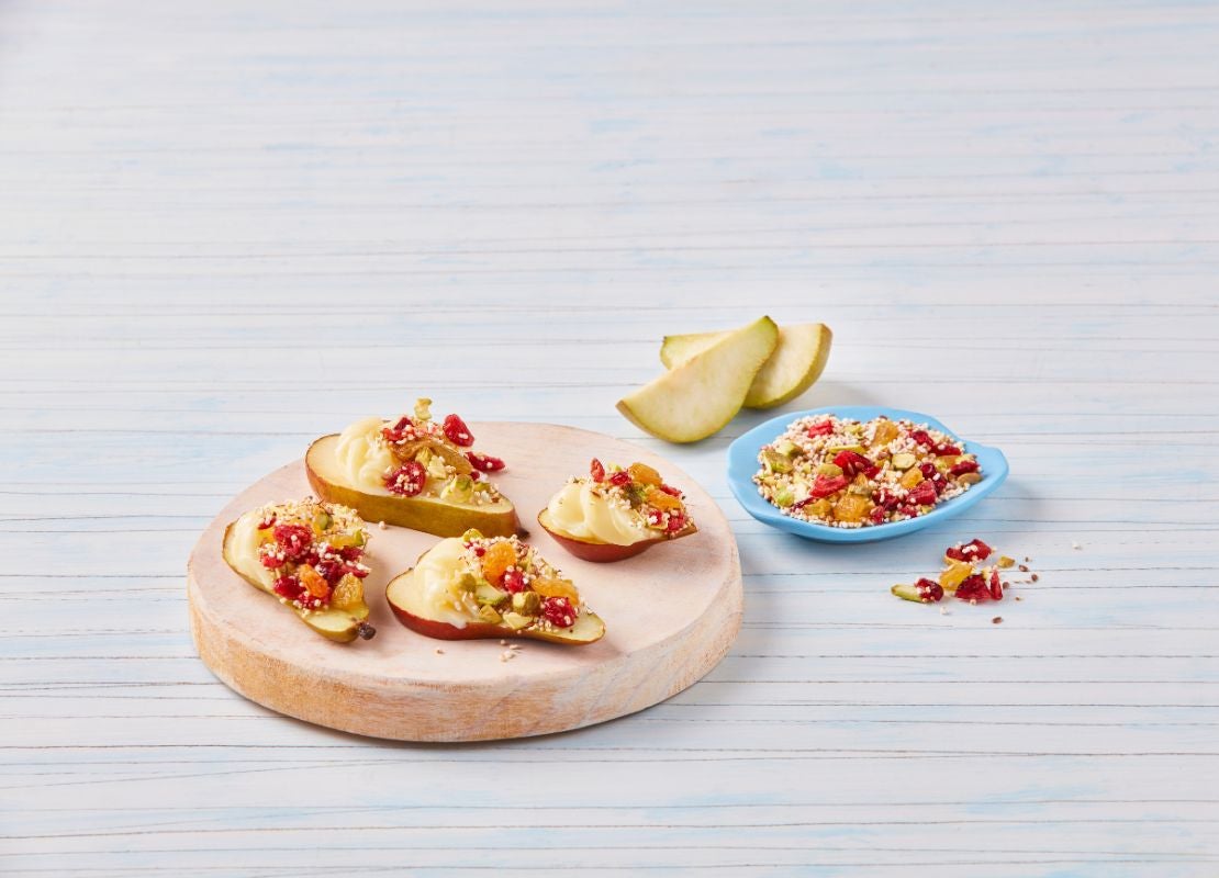 Amuse-bouche de pera con granola, una mezcla crujiente y natural ideal para abrir el apetito.