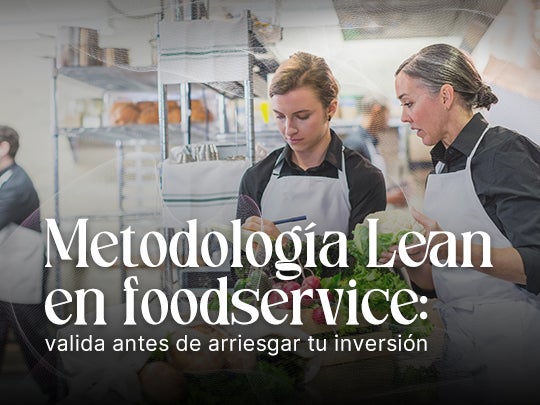 Equipo culinario analizando insumos en cocina profesional para optimizar procesos con metodología lean.