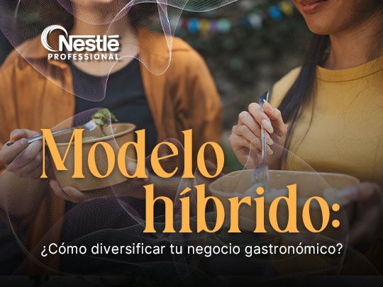 Comensales disfrutando platos listos para llevar y para comer en sitio, ejemplo de modelo híbrido.