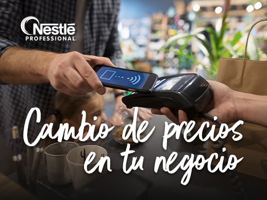 Cliente realiza un pago sin contacto en un negocio gastronómico