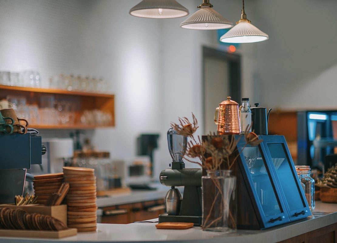 Mostrador de cafetería con tablets y estación de café para la gestión de precios del menú