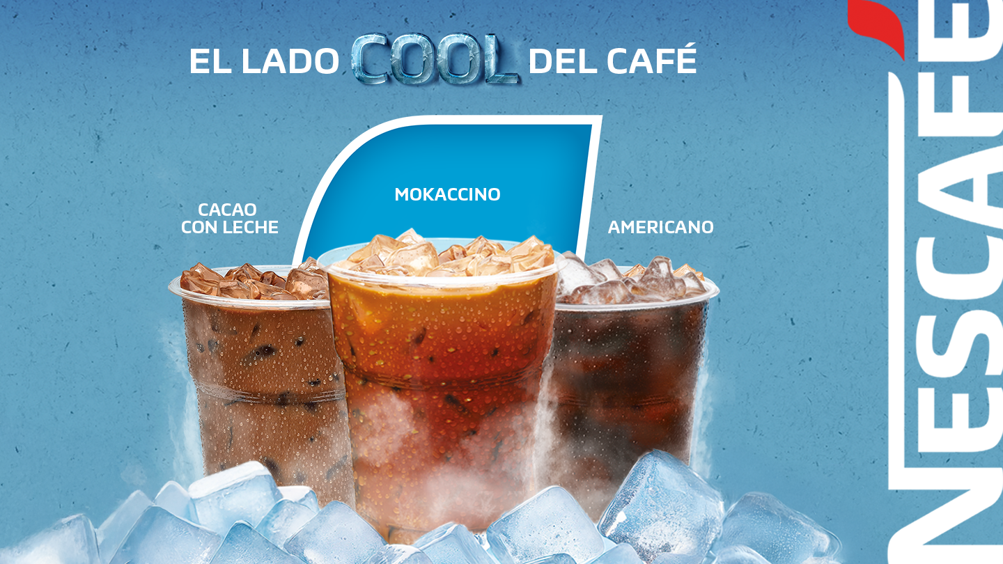 Publicidad de café helado con tres bebidas rodeadas de cubos de hielo.