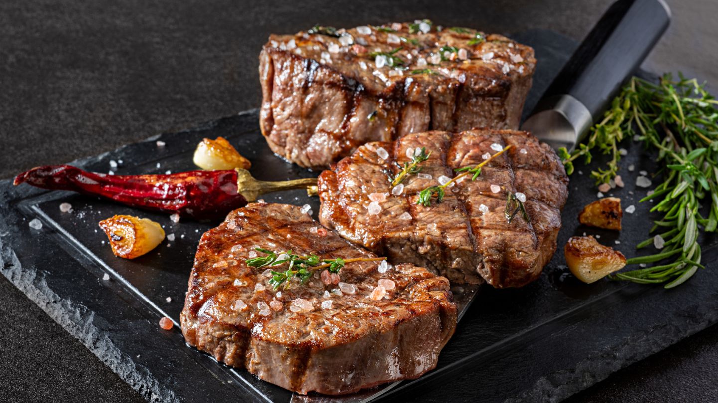 Parrilladas gourmet compuesta de tres filetes de carne.