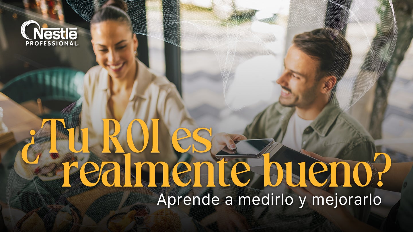 Pareja revisando una cuenta en restaurante mientras analizan resultados de ventas y pagos.