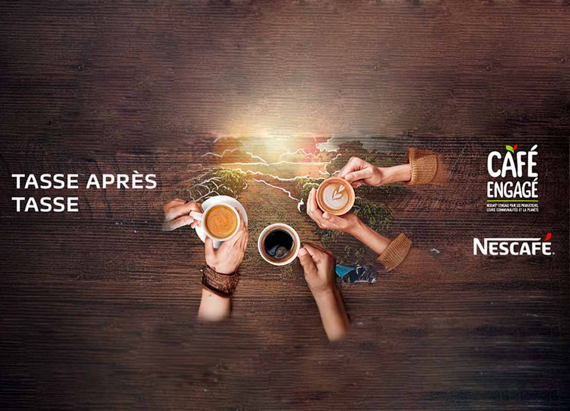 Manos sostienen tres tazas de café latte, americano y cappuccino, al fondo dibujo de cafetal