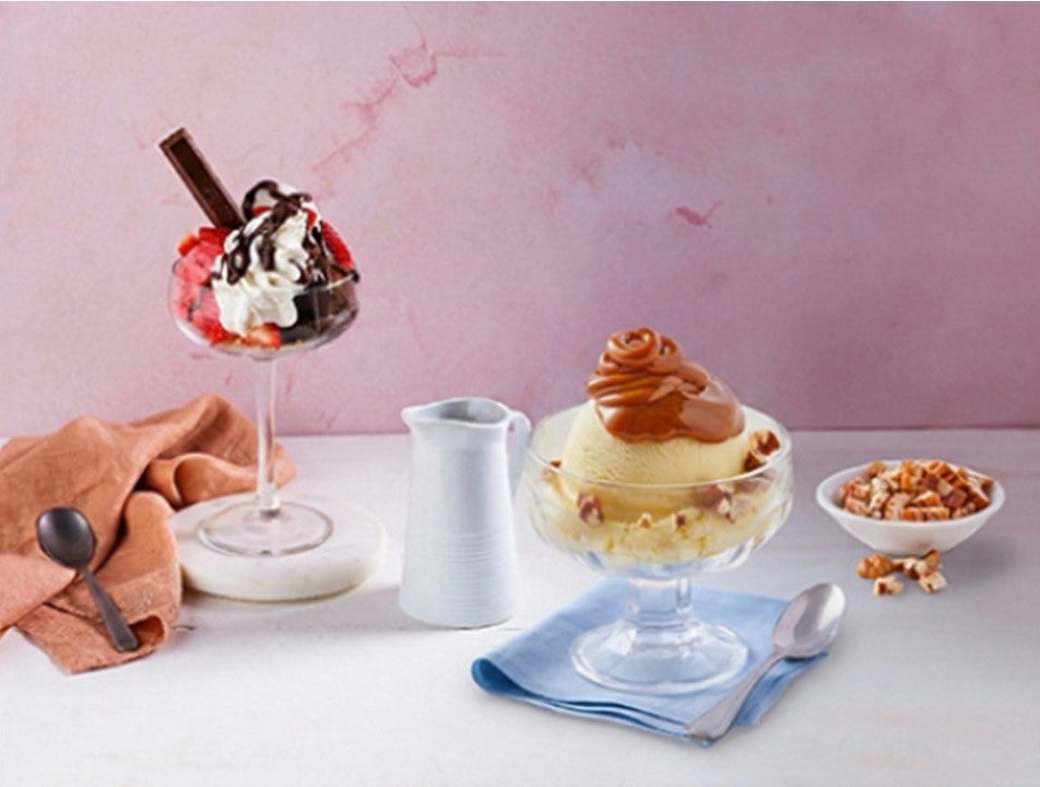 Vasos de helado con frutas, crema, chocolate y caramelo como opciones de toppings para helados