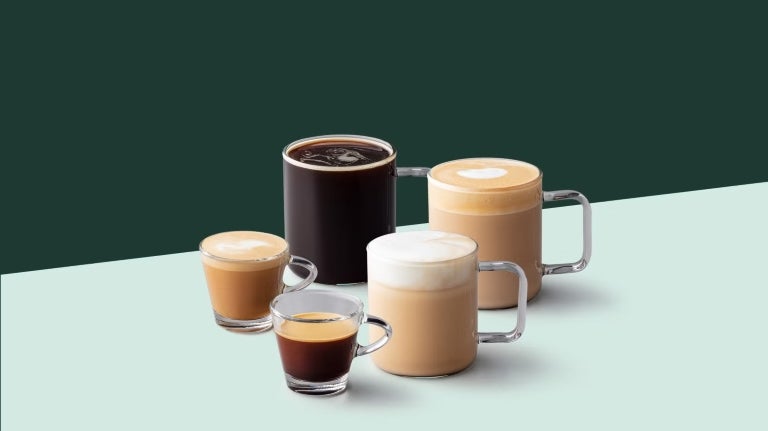 Selección de bebidas calientes y frías a base de espresso servidas en formato profesional de cafetería.