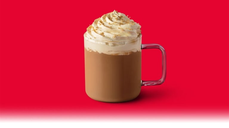 Bebida icónica de temporada con crema batida, pensada para menús especiales en cafeterías.