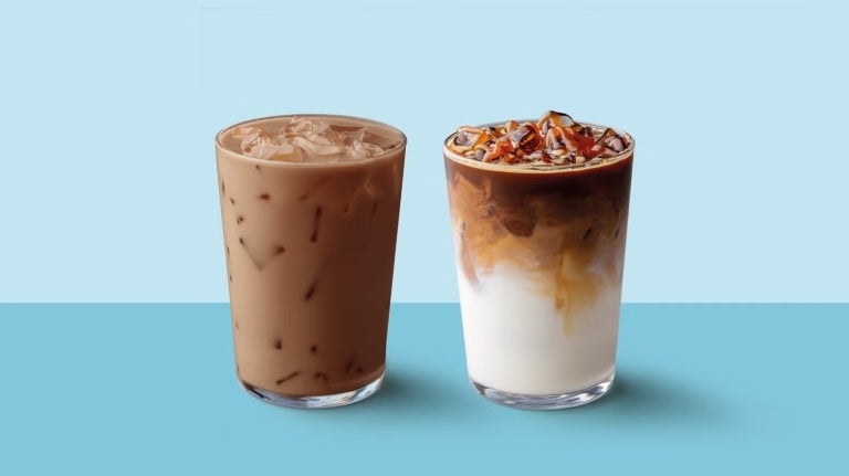 Cafés helados y bebidas de temporada con capas de leche y café para consumo en cafeterías.